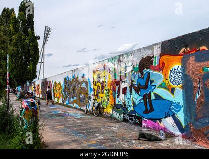 Young artists painting new art on wall in Mauerpark, Prenzlauer Berg, Berlin Stock Photo