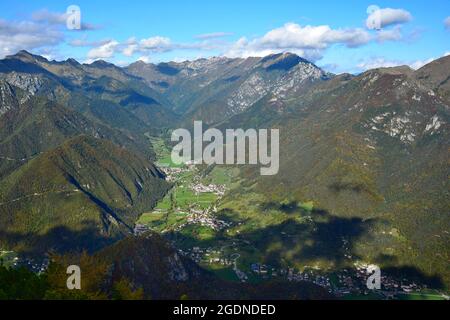 The small towns Pieve di Ledro, Bezzecca, Locca, Enguiso, Concei and Lenzumo near Lake Ledro with their surrounding mountains. View from Mount Corno o Stock Photo