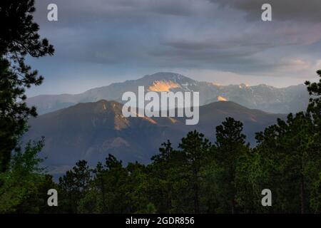 The Last Rays Of The Sun Light Up Pikes Peak Over A Pine Forest In Central Colorado Stock Photo Alamy