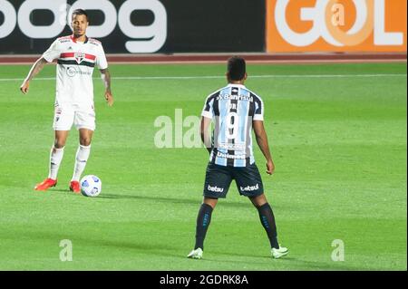 SP - Sao Paulo - 14/08/2021 - BRAZILIAN IN 2021, SAO PAULO X GREMIO -  Galeano, Sao Paulo player disputes a bid with Vanderson, Gremio player  during a match at Morumbi stadium