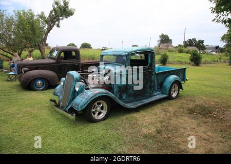 Classic car show at a restored Sinclair station on Old Route 66, Ash Grove, Missouri. Stock Photo