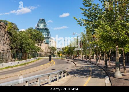 Ottawa, Canada - August 2, 2021: Road from Alexandra Bridge in downtown of Ottawa city on sunny summer day and National Gallery of Canada. Stock Photo