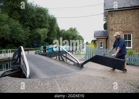 Man Operating Lock Gates River Lea Stanstead Lock Stanstead Abbotts Stock Photo