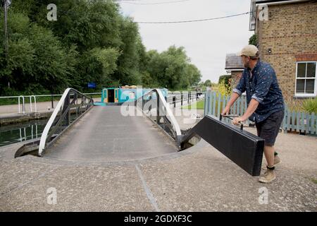 Man Operating Lock Gates River Lea Stanstead Lock Stanstead Abbotts Stock Photo