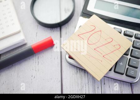 2020 new year goals text on sticky note and stationary on table  Stock Photo