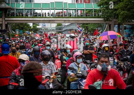 Bangkok, Bangkok, Thailand. 15th Aug, 2021. A mobile 'car mob'' protest organized by red shirt activist Nattawut Saikua gathered several thousand people at Bangkok's Ratchaprasong intersection before driving through the city. After taking 2 different routes through central Bangkok several hundred young vocational students on motorcycles decided to once again go to confront police in Bangkok's Din Daeng district which is on the way to Thai Prime minister Prayuth Chan O Cha's residence. Credit: ZUMA Press, Inc./Alamy Live News Stock Photo