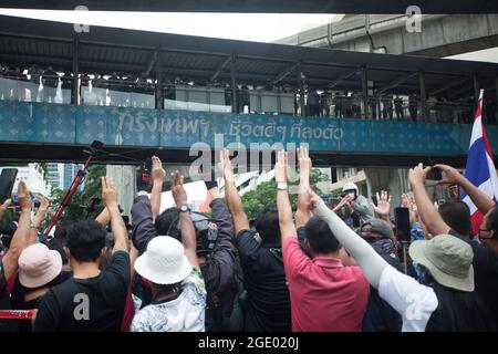 Bangkok, Thailand. 01st Jan, 2000. Protesters making the three finger salute, during clashes. Thai anti-government protesters clashed with police as they demonstrated against government's failure to handle the coronavirus outbreaks. (Photo by Adisorn Chabsungnoen/SOPA Images/Sipa USA) Credit: Sipa USA/Alamy Live News Stock Photo