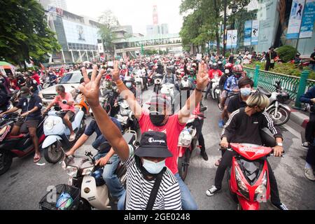 Bangkok, Thailand. 01st Jan, 2000. Protesters making the three finger salute, during clashes. Thai anti-government protesters clashed with police as they demonstrated against government's failure to handle the coronavirus outbreaks. (Photo by Adisorn Chabsungnoen/SOPA Images/Sipa USA) Credit: Sipa USA/Alamy Live News Stock Photo