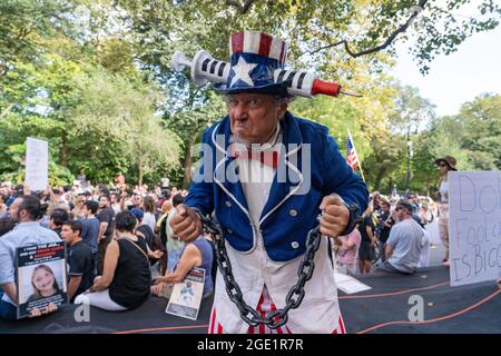 NEW YORK, NY - AUGUST 15: A man dressed as Uncle Sam takes part in a Republicans Rally against COVID vaccine mandates outside of Gracie Mansion on August 15, 2021 in New York City.   NYC vaccine mandate starts Monday, August 16th.   Proof of coronavirus (COVID-19) vaccination will be required to attend indoor restaurants, gyms, and entertainment venues with enforcement of the mandate to begin on September 13th. Credit: Ron Adar/Alamy Live News