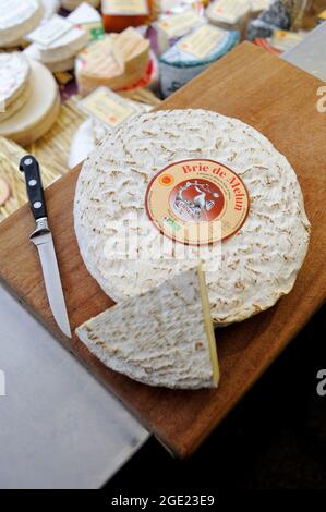 FRANCE, SEINE-ET-MARNE (77) FONTAINEBLEAU FOOD MARKET, CHEESEMONGER FROMAGERIE LOISEAU, BRIE DE MELUN CHEESE Stock Photo