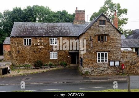 The Old Red Lion pub, Litchborough, Northamptonshire, England, UK Stock Photo