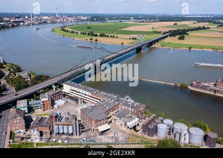 Rheinbrücke zwischen Krefeld Uerdingen und Duisburg mit der B244. Luftaufnahme von der Krefelder Seite her fotografiert Stock Photo