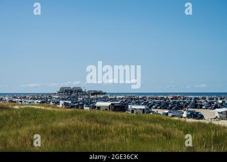 Strandparking in St. Peter-Ording an der Nordsee in Nordfriesland Stock Photo