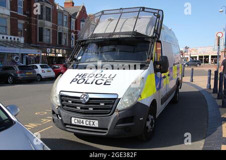 Heddlu Police van parked on road side at promenade of Barry Island, South Wales, 2021 Stock Photo