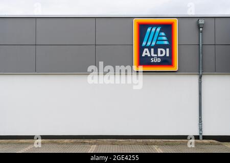 Außenwand auf dem Parkplatz einer Filiale der Firma Aldi Süd in Landsberg am Lech Stock Photo