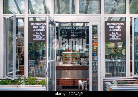 NEW YORK, Hamburger Hamburgers Hot Dogs & Drinks, located near the United Nations building in Lower Midtown. 370 East 47th Street. Leaving the Japan S Stock Photo