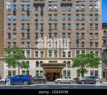 127 West 79th Street, completed in 1926, was designed by Gronenberg & Leuchtag in neo-Renaissance/Romanesque style. Also known as Clifton House. Stock Photo