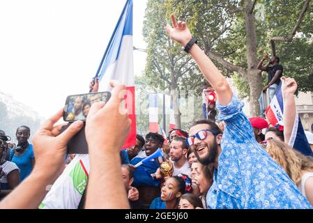 FRANCE, PARIS (75) FRENCH FANS IN THE FINAL OF THE 2018 FOOTBALL WORLD CUP Stock Photo