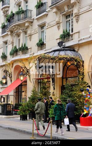 FRANCE, PARIS (75) 8TH ARRONDISSEMENT, MONTAIGNE AVENUE AT CHRISTMAS TIME, PLAZA ATHENEE PALACE HOTEL Stock Photo