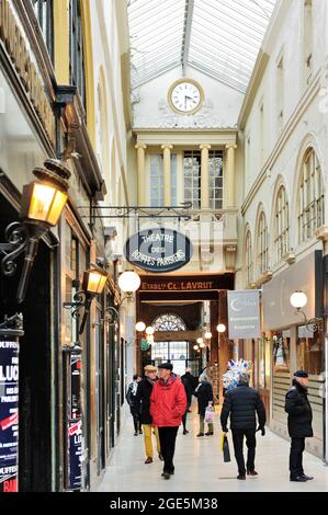 FRANCE, PARIS (75) 2ND ARRONDISSEMENT, PASSAGE CHOISEUL AT CHRISTMAS TIME, THEATRE DES BOUFFES PARISIENS Stock Photo