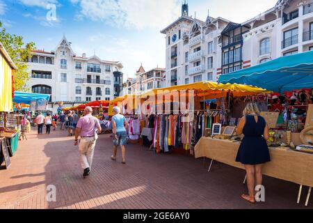 Arcachon (south western France): market in summer in “Place des Marquises” square, in the town centre Stock Photo