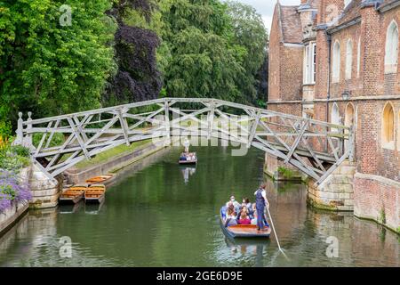 Punting under the Mathematical Bridge, Queens' College, Cambridge Stock Photo