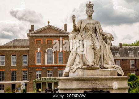 Queen Victoria statue at the back of Kensington Palace, Hyde Park, London Stock Photo