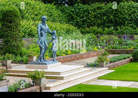 Princess Diana memorial statue in the Sunken Garden of Kensington Palace, London Stock Photo