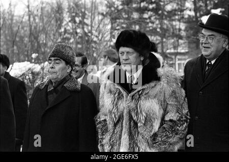 OKEANSKY, VLADIVOSTOK, RUSSIA - 24 November 1974 - US President Gerald Ford and General Secretary Leonid Brezhnev as the two world leaders depart Okea Stock Photo