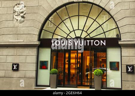 AVENTURA, USA - Agosto 23, 2018: la famosa boutique de Louis Vuitton en el  Aventura Mall. Louis Vuitton es una casa de moda francesa y la compañía  minorista de lujo fou Fotografía