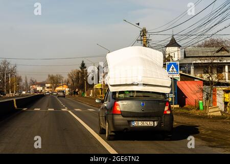 Colchón En El Techo Del Coche Dacia Logan Llevando Colchones En El Techo En  Bucarest Rumania 2021 Foto editorial - Imagen de lecho, aislado: 218220876