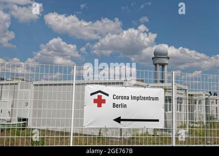 Corona Impfzentrum in Tempelhof, Tempelhofer Feld, Flughafen Tempelhof, Berlin Stock Photo