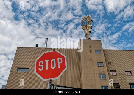 Marlboro Mann auf dem Dach der Philip Morris Manufacturing GmbH in Neukölln, Stop Schild, Neukoellnische Allee, Berlin , Stock Photo