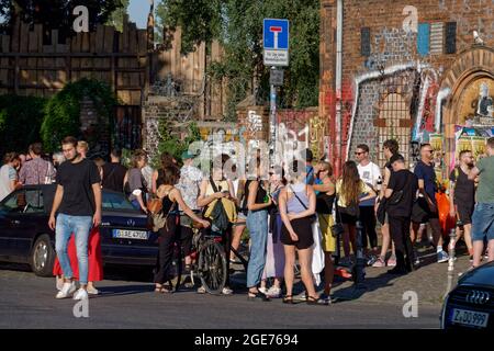 lange Warteschlangen vor den Clubs und Biergärten am Schleusenufer in Berlin-Kreuzberg , Aeden Club, Birgit & Bier. Zutritt nur mit Cornona Warn-App o Stock Photo