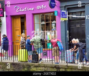 Edinburgh, Scotland, 17th  August, 2021. UK  Weather: Sunny day saw Festival Fringe street return as   happy locals and tourists enjoy sitting in the sun and a little humour and fun  in the city . Credit Gerard Ferry/Alamy Live News Stock Photo