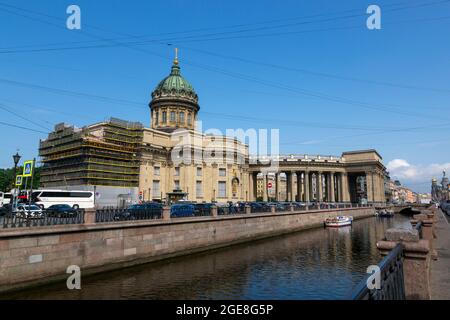 St. Petersburg, Russia - August 08, 2018: Embankment of the Griboyedov Canal near the Kazan Cathedral in St. Petersburg Stock Photo