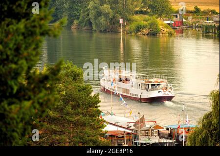 FRANCE, YVELINES (78) CONFLANS-SAINTE-HONORINE, HARBOUR ON SEINE RIVER Stock Photo