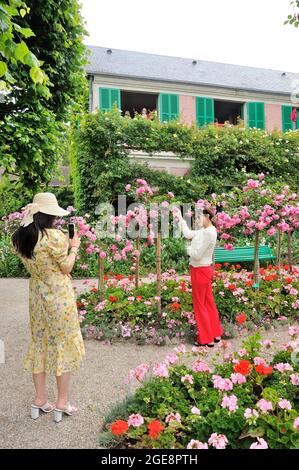 FRANCE, GIVERNY (27) FONDATION CLAUDE MONET, HOUSE AND GARDENS OF CLAUDE MONET, KOREAN TOURISTS PHOTOGRAPHING THEMSELVES Stock Photo