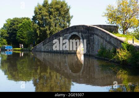 Bridge at the turning down to the Rufford arm on the Leeds & Liverpool canal Stock Photo