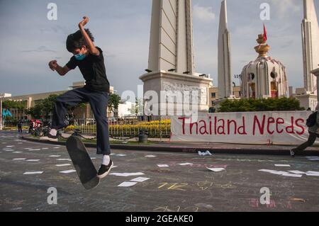 Bangkok, Thailand. 18th Aug, 2021. A protester is seen skateboarding during the demonstration.Anti-government protesters gathered at the Democracy monument demanding for resignation of Prayut Chan-O-Cha Thailand's prime minister over the government's failure to handle the COVID-19 coronavirus crisis. Credit: SOPA Images Limited/Alamy Live News Stock Photo