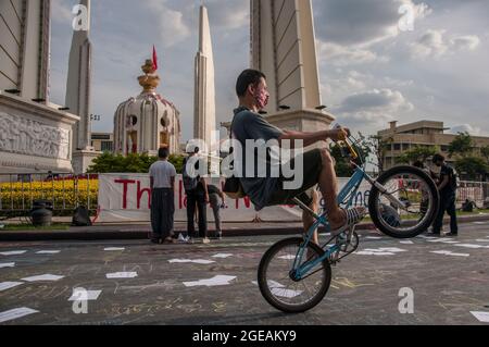 Bangkok, Thailand. 18th Aug, 2021. A protester is seen cycling during the demonstration.Anti-government protesters gathered at the Democracy monument demanding for resignation of Prayut Chan-O-Cha Thailand's prime minister over the government's failure to handle the COVID-19 coronavirus crisis. (Photo by Peerapon Boonyakiat/SOPA Images/Sipa USA) Credit: Sipa USA/Alamy Live News Stock Photo