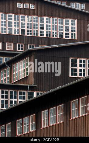 Goslar, Erzbergwerk Rammelsberg, Blick auf die in den 1930er Jahren errichtete Hangaufbereitung, Gestaffelte holzverkleidete Baukörper Stock Photo