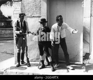 CLAUDIO BROOK JONATHAN EDEN and Director LOUIS MALLE on set location candid in Mexico during filming of VIVA MARIA ! 1965 director LOUIS MALLE scenario and dialogue Louis Malle and Jean-Claude Carriere music Georges Delerue France-Italy co-production Nouvelles Editions de Films (NEF)  /  Les Productions Artistes Associes / Vides Cinematografica / United Artists Stock Photo