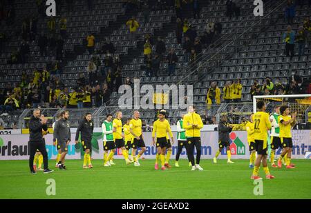 Dortmund, Deutschland. 18th Aug, 2021. Team DO thanks the fans, Soccer Supercup Final, Borussia Dortmund (DO) - FC Bayern Munich (M) 1: 3, on 08/17/2021 in Dortmund/Germany. #DFL regulations prohibit any use of photographs as image sequences and/or quasi-video # Â Credit: dpa/Alamy Live News Stock Photo