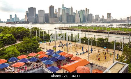 Brooklyn Bridge Park - Pier 6 - Beach Volleyball Courts, Brooklyn, New York, USA Stock Photo