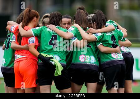 ENSCHEDE, NETHERLANDS - AUGUST 18: Aine O'Gorman of Peamount United FC talks to her team mates while they form a huddle during the UEFA Women's Champions League First Qualifying Round match between ZFK Spartak Subotica and Peamount United FC at Sportclub Enschede on August 18, 2021 in Enschede, Netherlands (Photo by Rene Nijhuis/Orange Pictures) Credit: Orange Pics BV/Alamy Live News Stock Photo