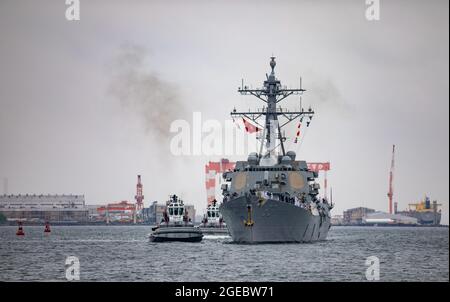 210816-N-KB666-1001 YOKOSUKA, JAPAN (Aug. 16, 2021) The Arleigh Burke-class guided-missile destroyer USS Howard (DDG 83) arrives at Commander, Fleet Activities Yokosuka (CFAY), Japan Aug. 16 as one of the newest additions to Commander, Task Force (CTF) 71/Destroyer Squadron (DESRON) 15. Howard is assigned to CTF 71/DESRON 15, the Navy's largest forward deployed DESRON and the U.S. 7th Fleet's principal surface force. (U.S. Navy photo by Mass Communication Specialist 1st Class Gregory N. Juday) Stock Photo