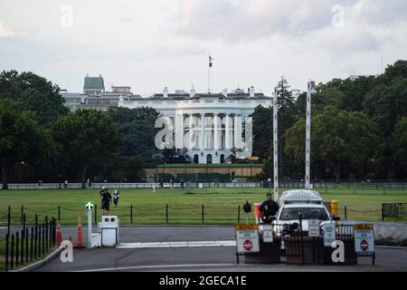 Washington, USA. 18th Aug, 2021. Photo taken on Aug. 18, 2021 shows the White House in Washington, DC, the United States. The United States will begin administrating COVID-19 booster shots next month as new data shows that vaccine protection wanes over time, top U.S. health officials announced Wednesday. Credit: Liu Jie/Xinhua/Alamy Live News Stock Photo