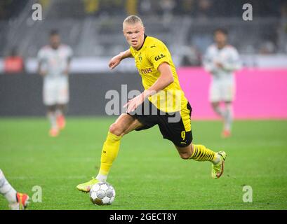 Dortmund, Deutschland. 18th Aug, 2021. Erling HAALAND (DO) Action, Soccer Supercup Final, Borussia Dortmund (DO) - FC Bayern Munich (M) 1: 3, on 08/17/2021 in Dortmund/Germany. #DFL regulations prohibit any use of photographs as image sequences and/or quasi-video # Â Credit: dpa/Alamy Live News Stock Photo