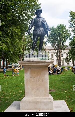 Greenwich, London, 2021.  Sir Walter Raleigh Statue stands proudly outside the Royal Naval College.  He was a favourite of Queen Elizabeth I because o Stock Photo
